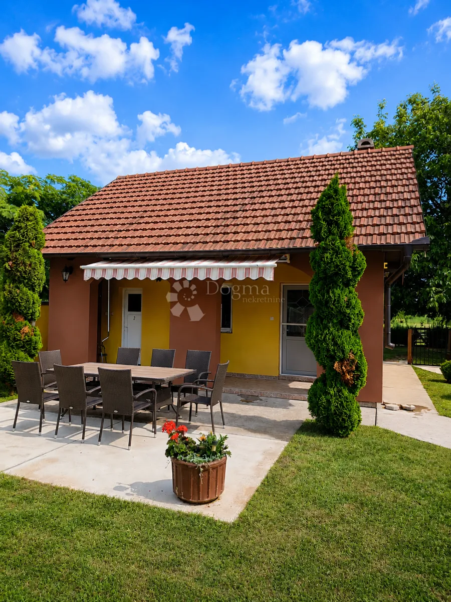 velika uređena kuća + okućnica – useljivo odmah - slika 2