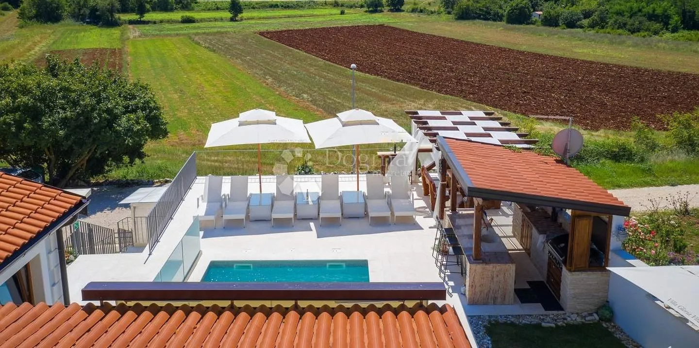 villa na rubu sela nedaleko mora - slika 27