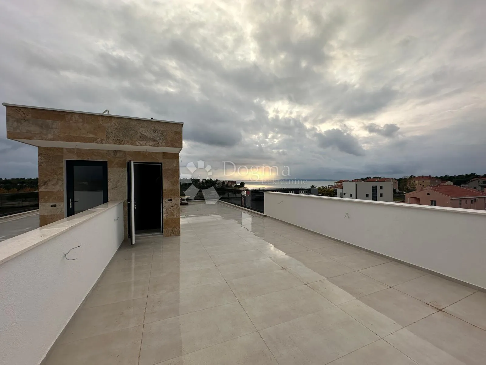 moderna novogradnja 70m od mora - slika 9