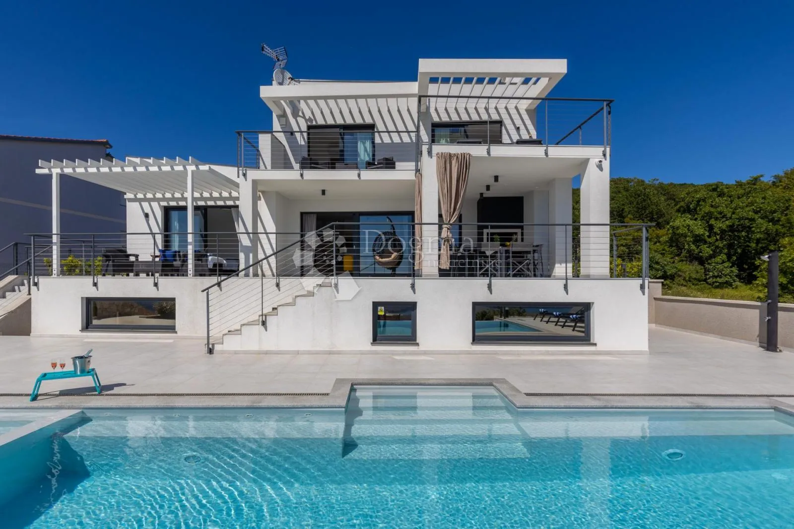 vila s bazenom - slika 2