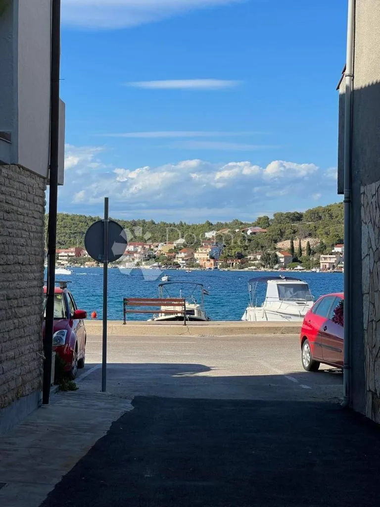 tisno kuća u prvom redu do mora odlična prilika - slika 7