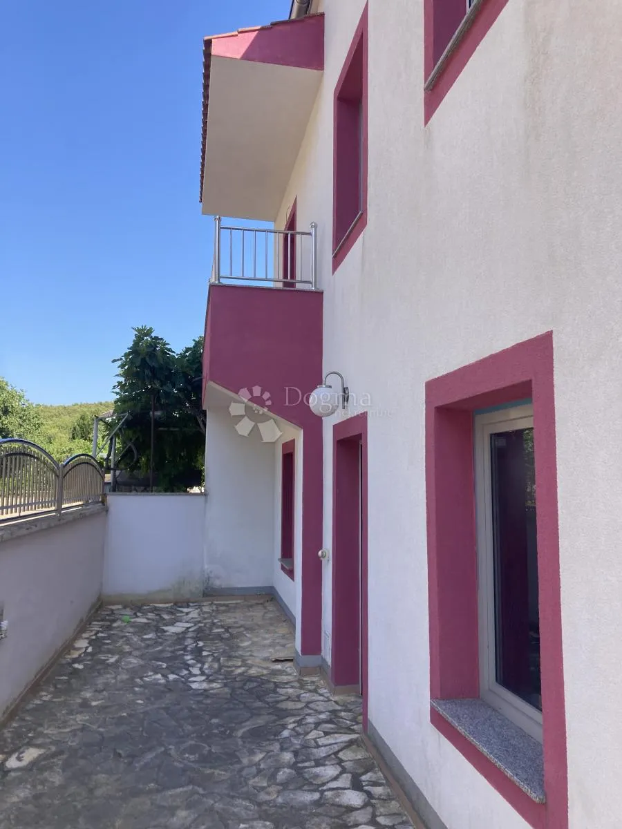 prilika - apartmanska kuća u pirovcu, 1. red do mora - slika 6