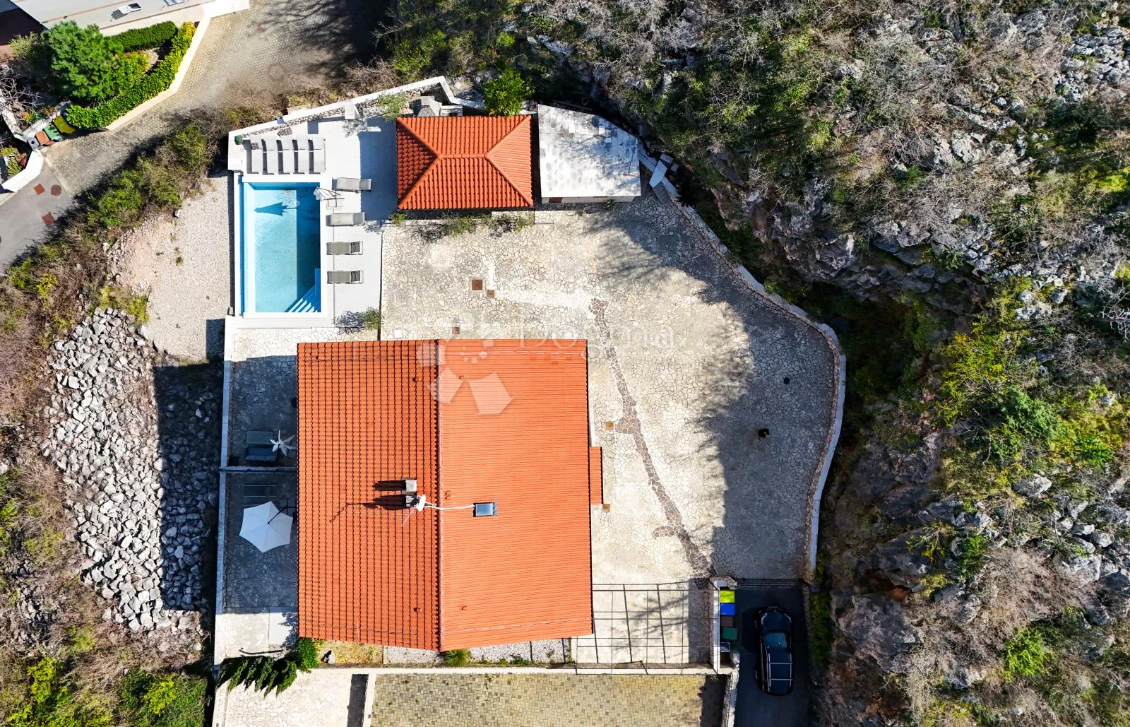 klimno, vila s bazenom i 6 app na svega 250m od mora - slika 17