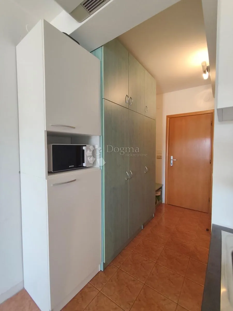 novouređeni apartman sa pogledom na more - slika 11