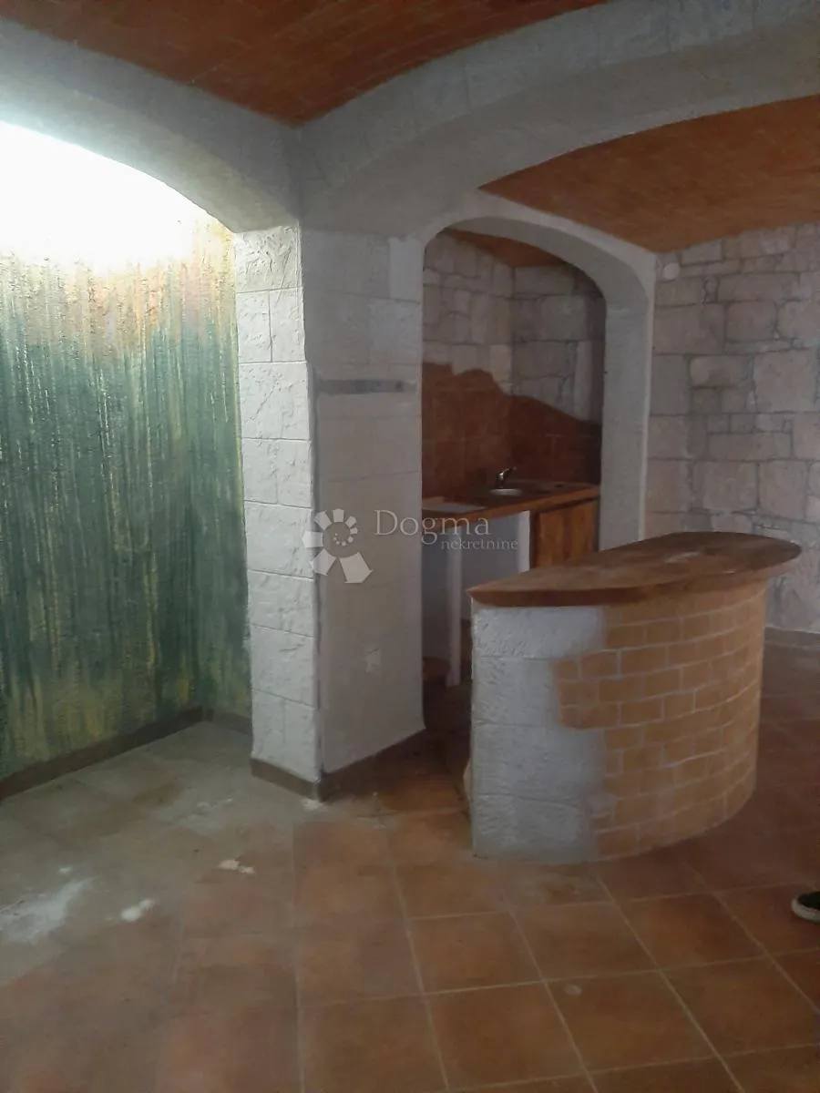 poslovni prostor sa dvorištem centar novalje - slika 7