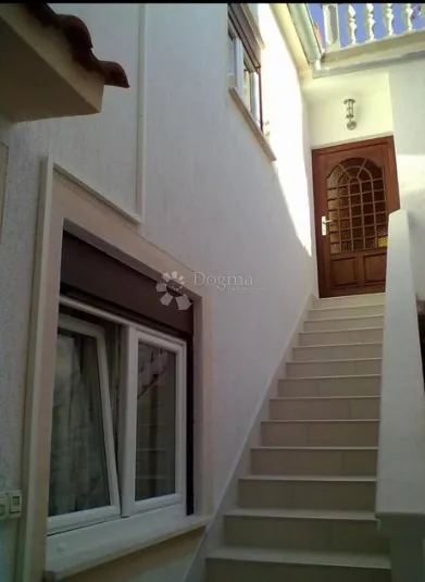 kuća u tisnom sa 3 apartmana, nekoliko metara od mora - slika 11