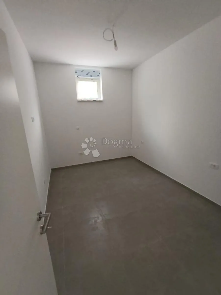 prostrani apartman u mandrama - slika 10