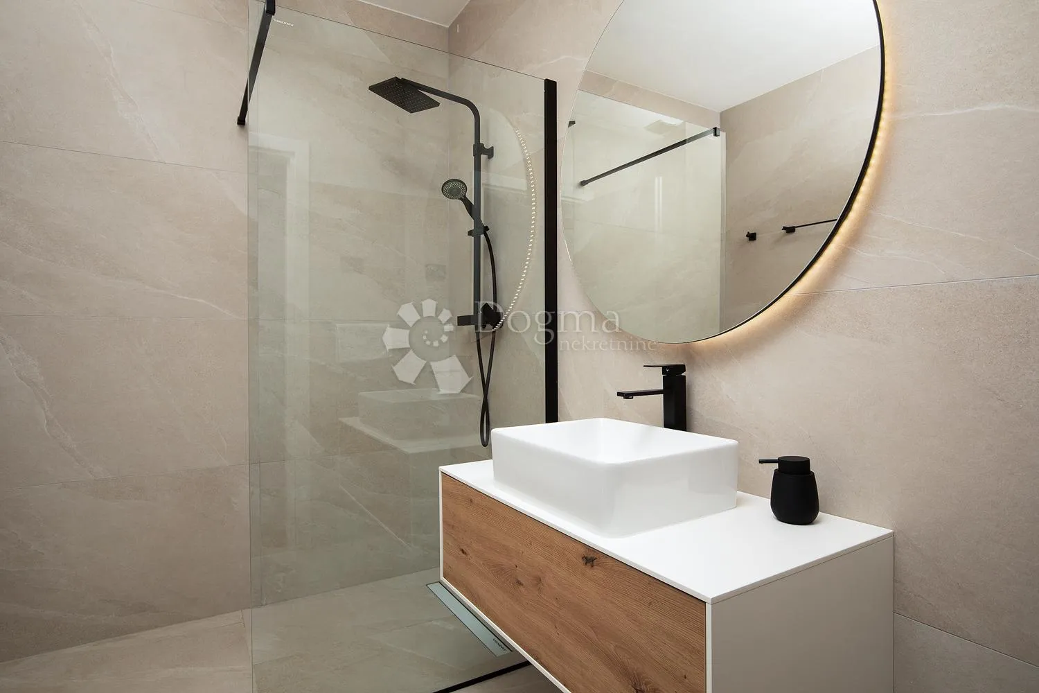 luksuz s infinity bazenom, wellnessom i pogledom na more! - slika 46