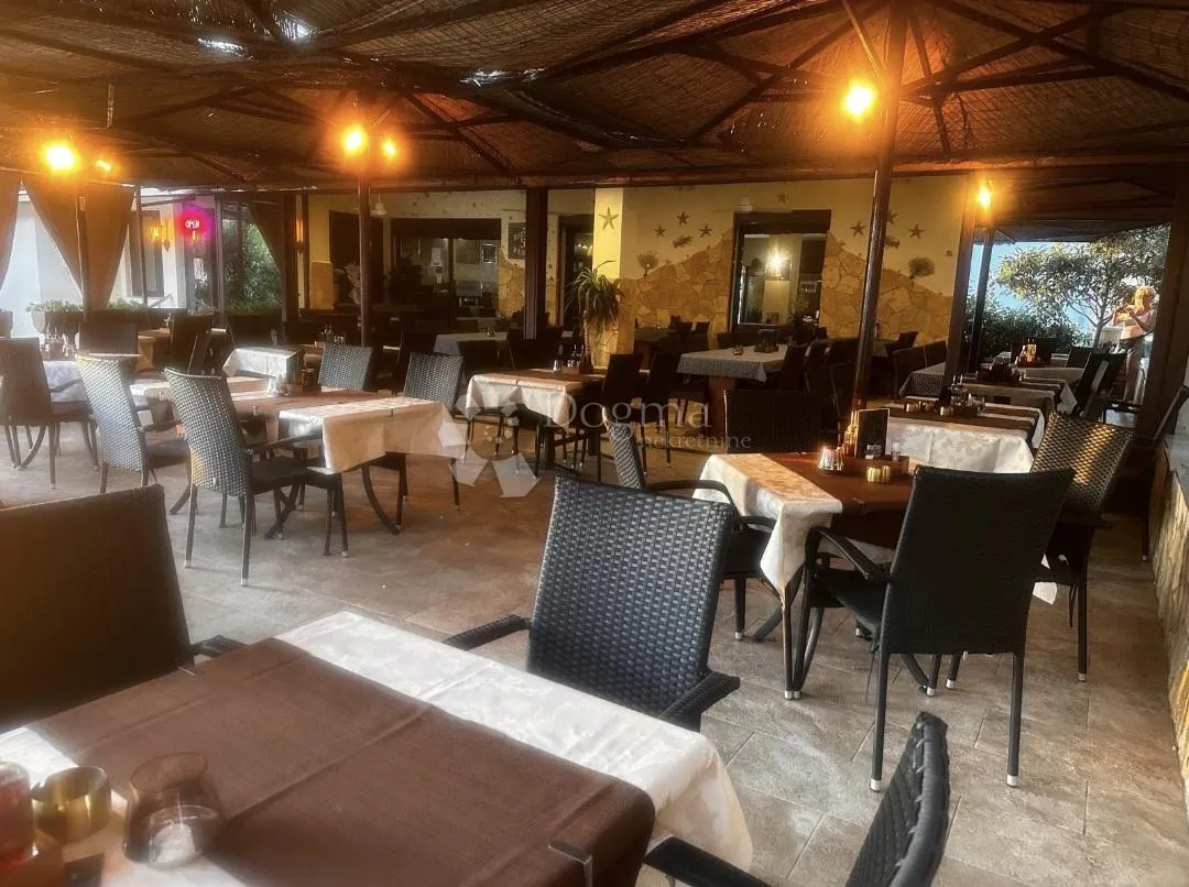 apartmanska kuća sa zatvorenim bazenom, nemira, omiš - slika 11