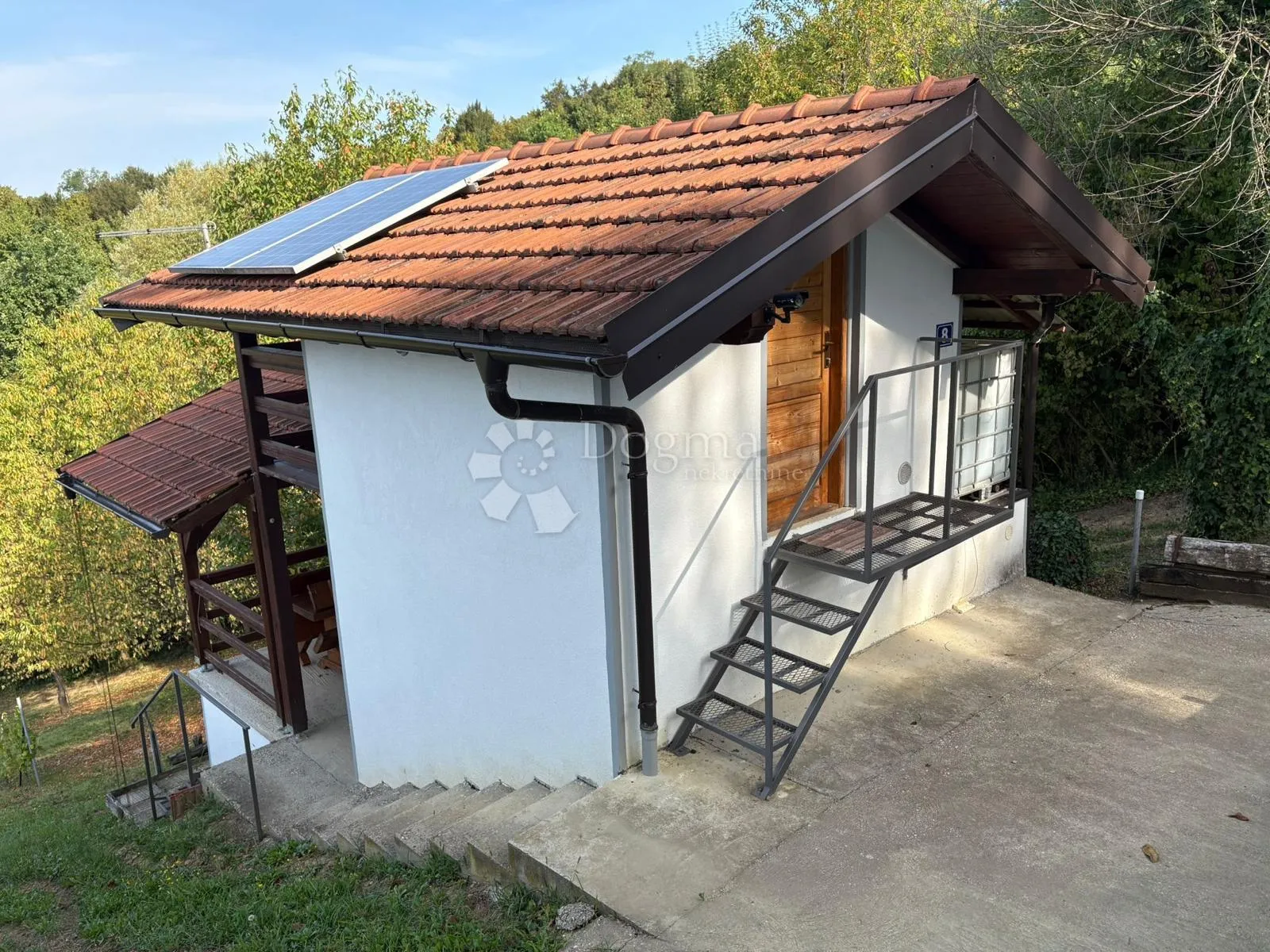 šarmantna vikend kućica s velikom okućnicom, privatnošću i vlastitim izvorima energije i vode - slika 6