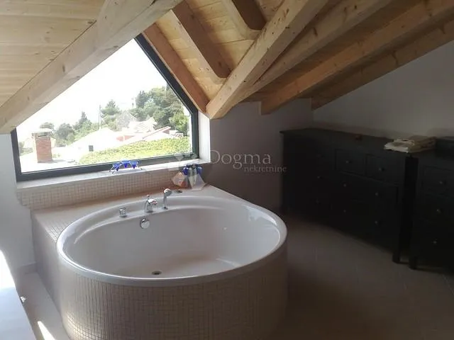 marušići - dvije kuće s bazenom i otvorenim pogledom na more !!! - slika 11