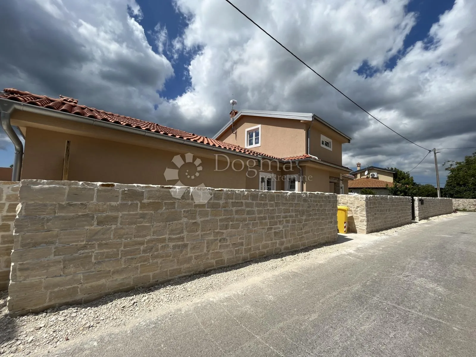 prekrasna obiteljska kuća s bazenom - slika 36
