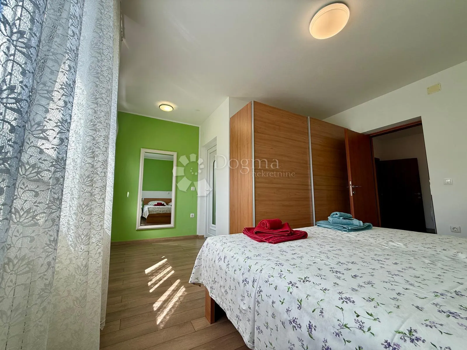 prostran dvosoban stan, 90 m²– pula (01.09. – 01.06.) - slika 12