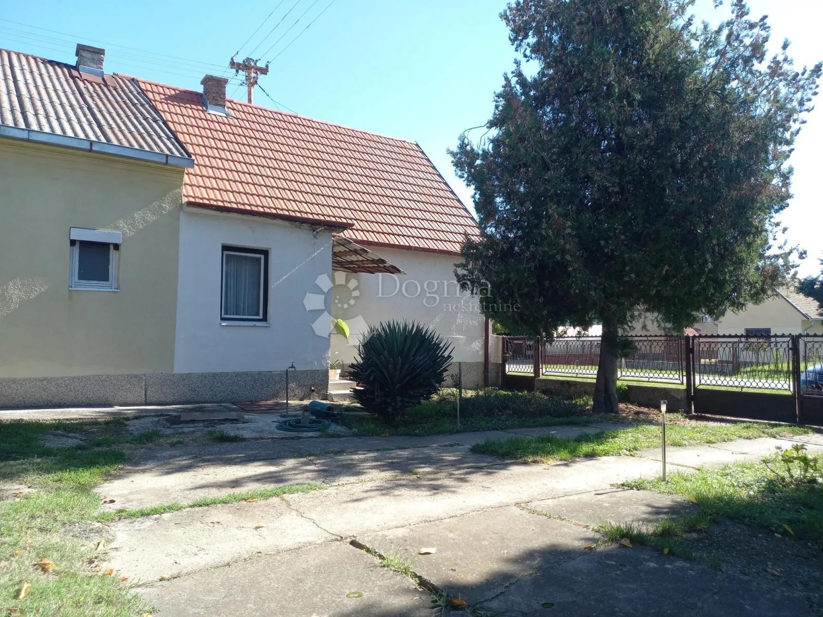 kuća s okućnicom i pomoćnim objektima - slika 7