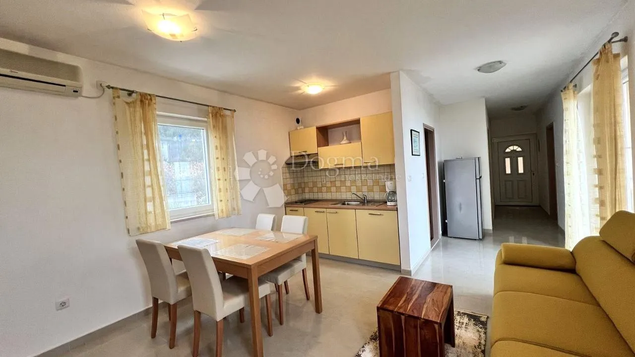 kuća sa 4 stana-pogled more i građevinska parcela - slika 3