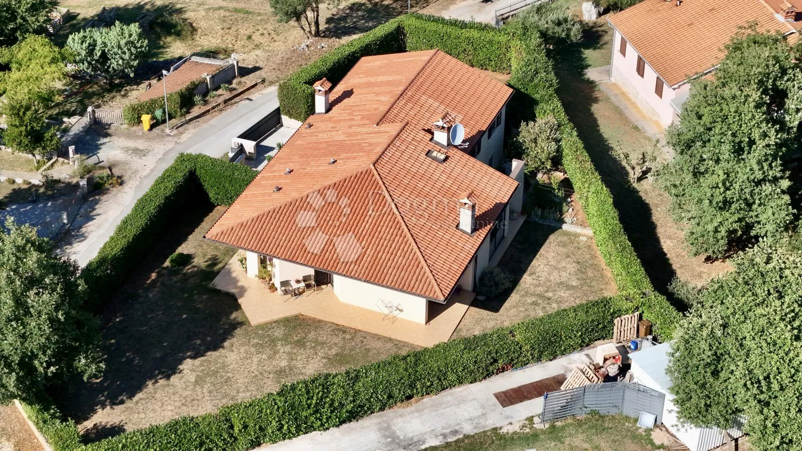 kvalitetna obiteljska kuća sa garažom , 1 km od centra - slika 5