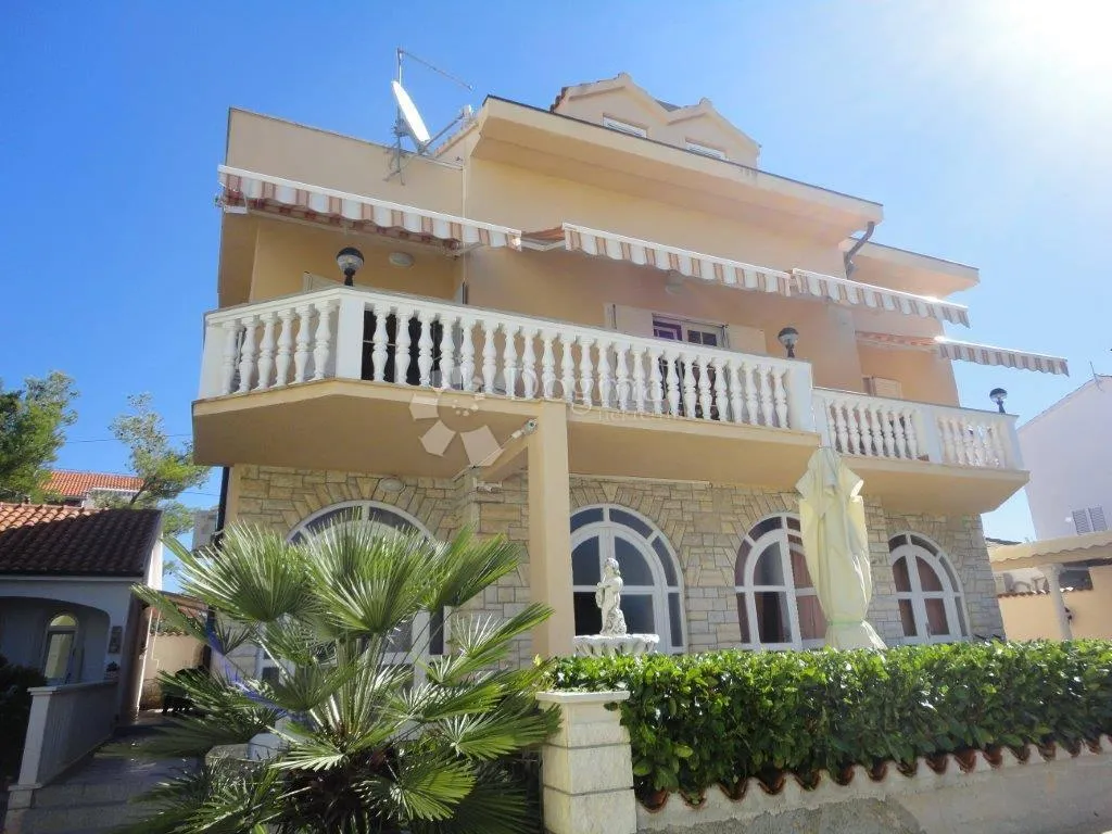 apartmanska kuća u srimi na samoj plaži - slika 1