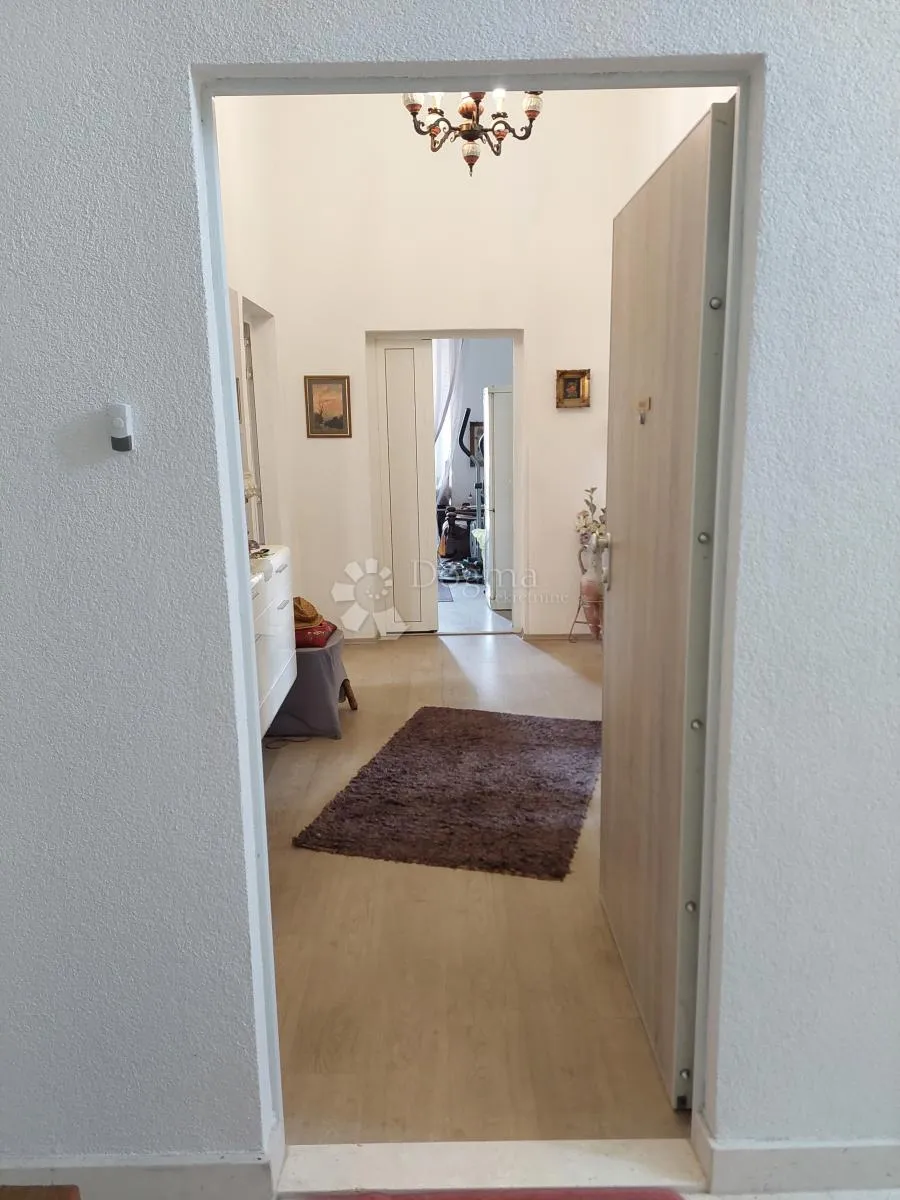 sibenik grad - prekrasan stan na top lokaciji - slika 12