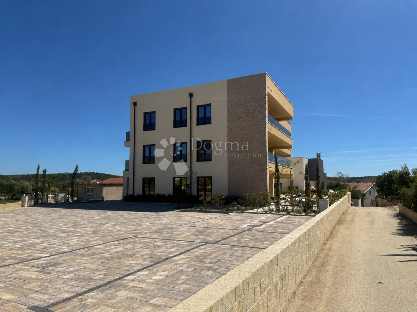 apartman na zadnjoj etaži s krovnom terasom i pogledom na more - slika 14