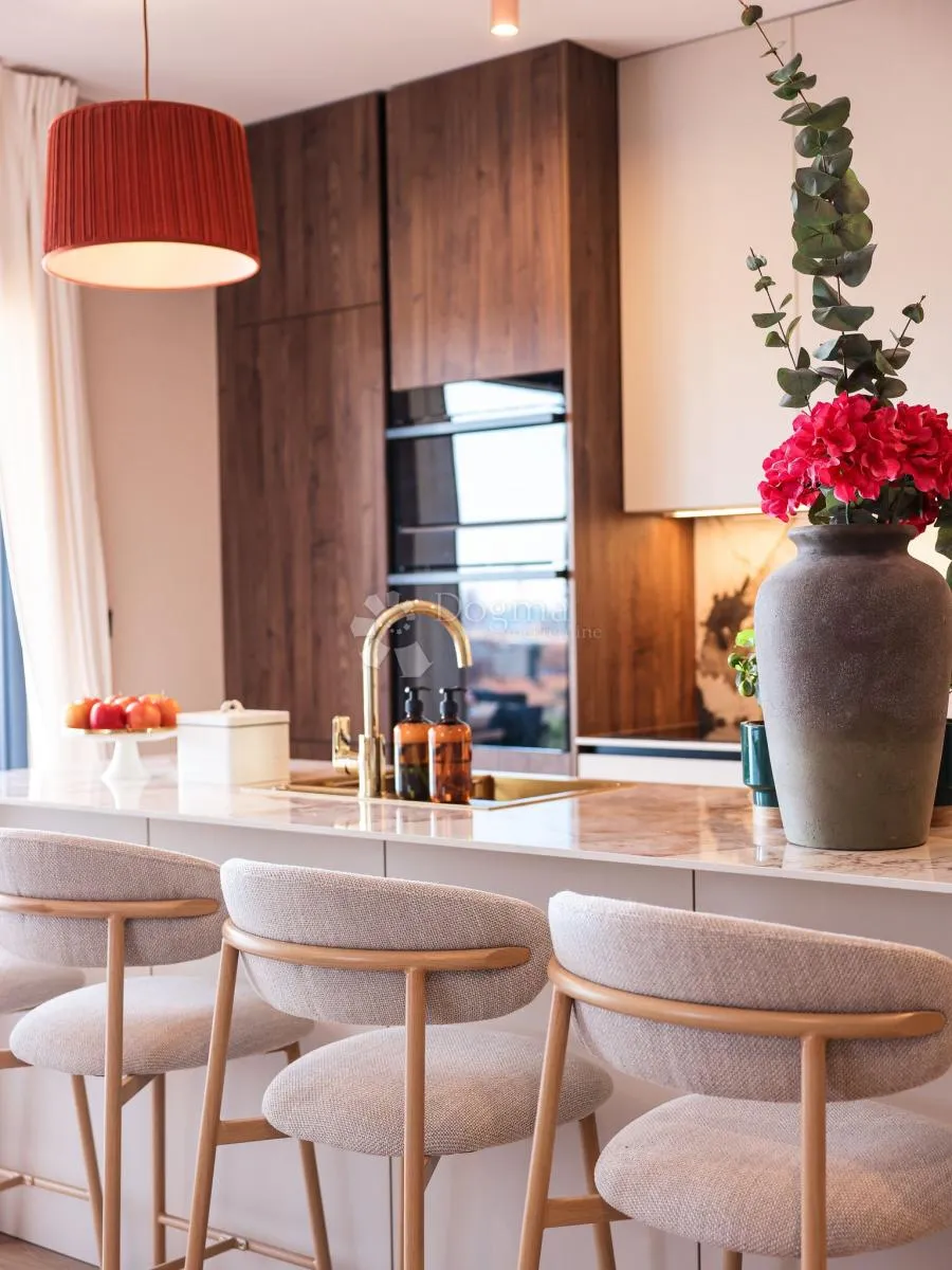dizajnerski penthouse s krovnom terasom, liftom i garažom - slika 11