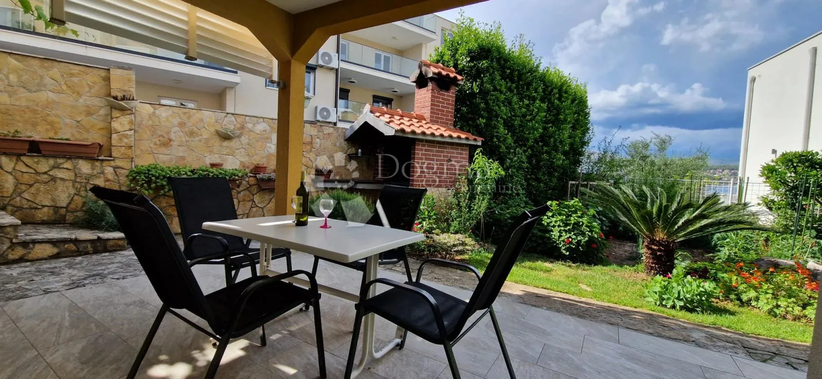 prodaje se – prostrana kuća s apartmanima, pogledom na more i uhodanim turističkim poslom (353 m²) – okrug gornji - slika 4