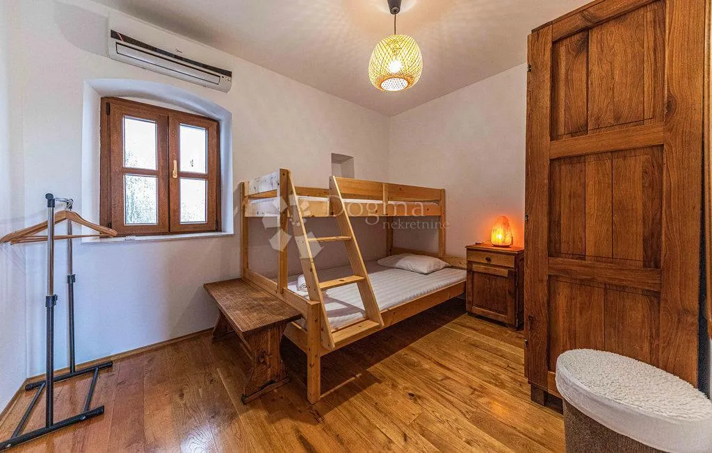 predivna kamena kuća sa bazenom - slika 13