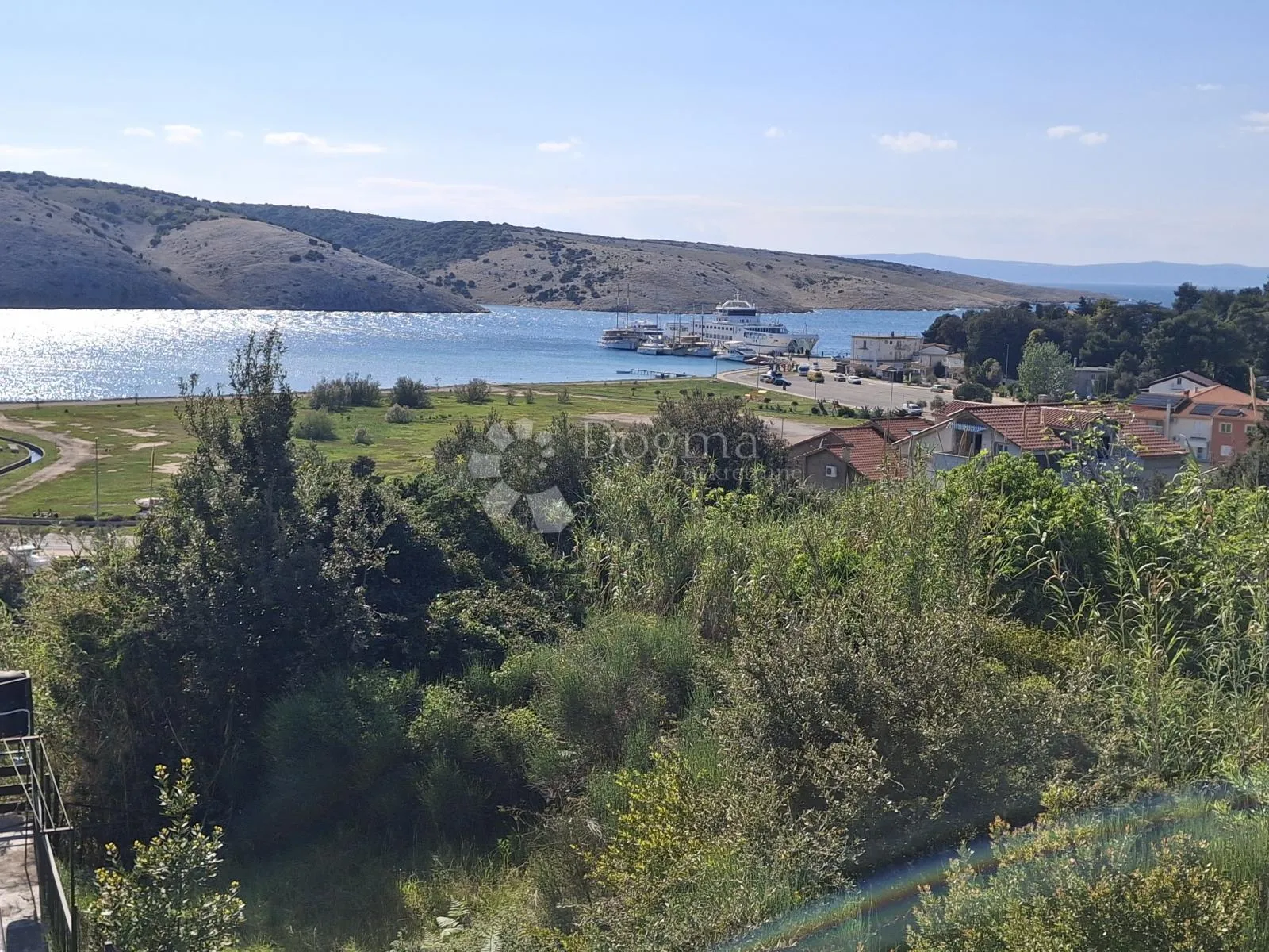 Građevinsko zemljište sa gotovim projektom i prijavom početka gradnje. - Lopar