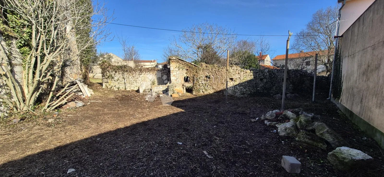 ruševna kuća nedaleko juršića - slika 20