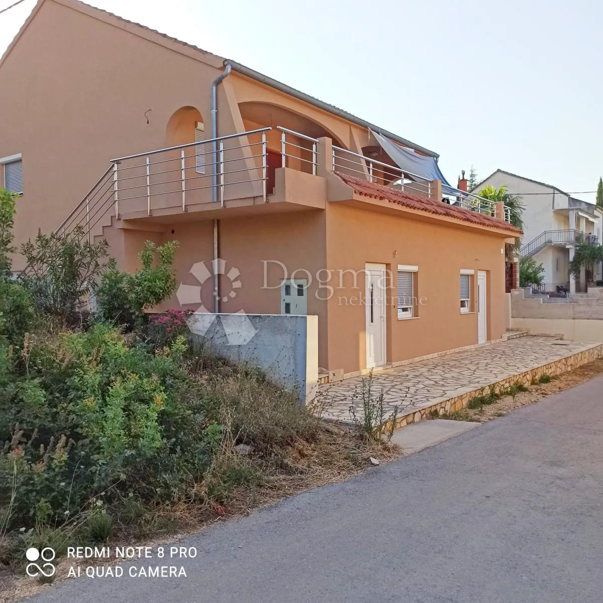 prodaja kuće 80m od mora, 6 apartmana - slika 1