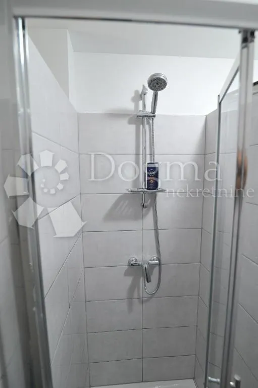 ljubač - kuća s pet stambenih jedinica - slika 9