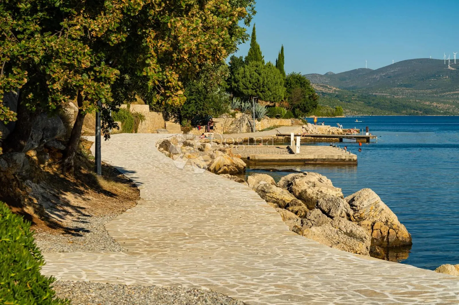 troetažni stan s terasom i pogledom na more - slika 24
