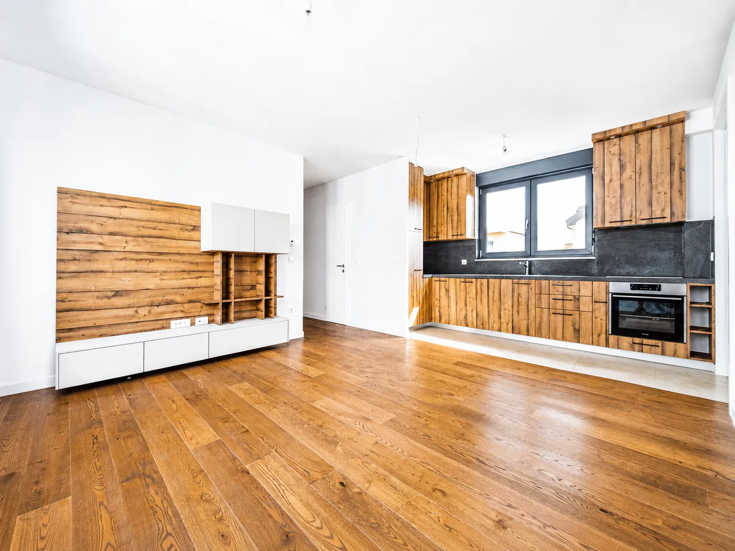 jarun, prazan stan površine 60 m2, 1. kat - slika 1