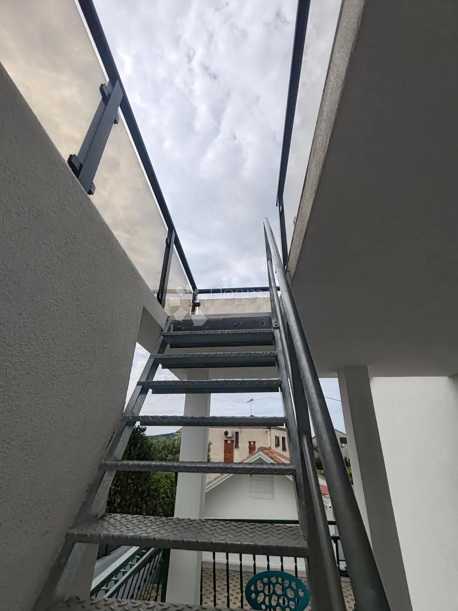 vodice - stan na prvom katu s pogledom na more - 150 metara od plaže - slika 7