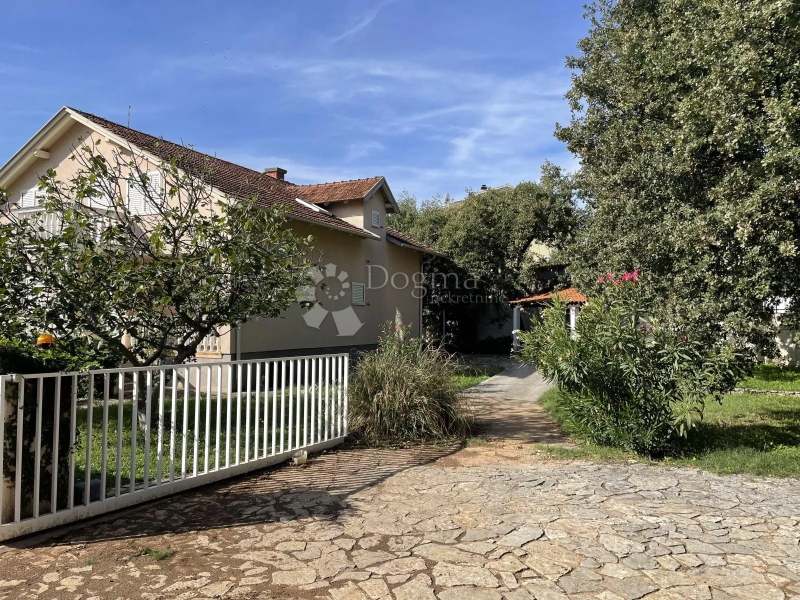 vodice – kuća s 3 stana i dodatnim objektom, 500 m od mora - slika 18