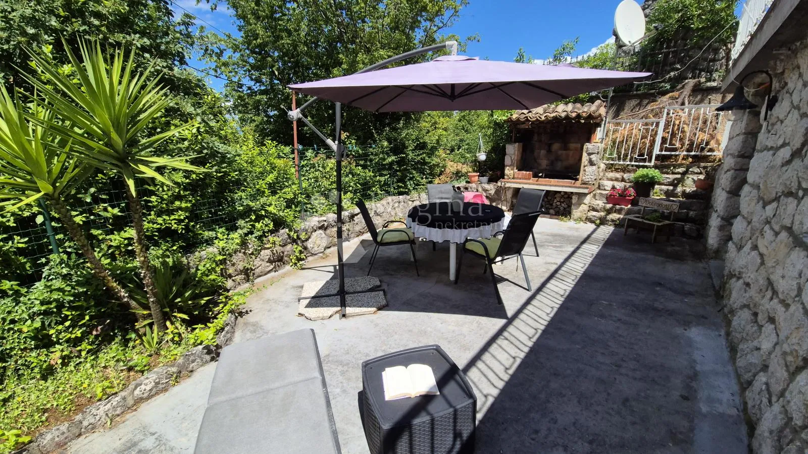 njivice - apartman samo 50 metara od plaže - slika 1