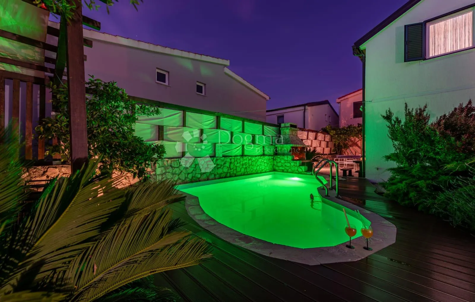 tri apartmana s bazenom - slika 41