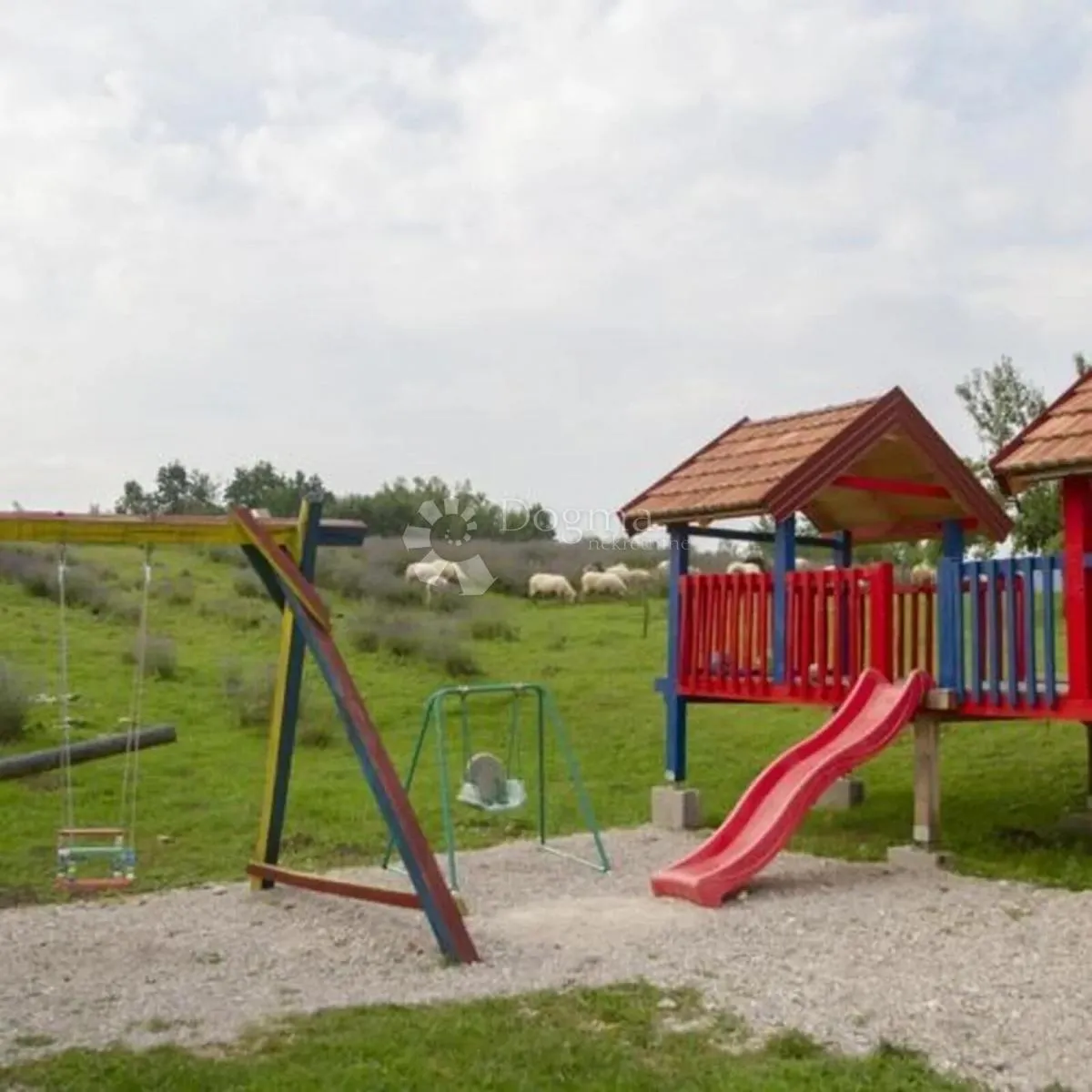 imanje kuće pomoćni objekti i zemlja 10000 m2 - slika 48