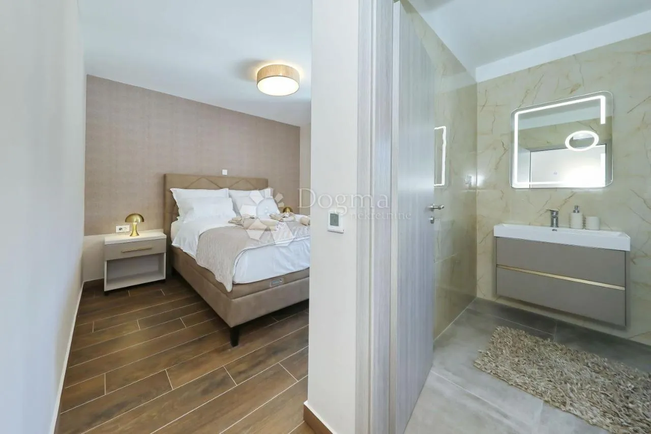 moderna vila s bazenom, prvi red uz more! - slika 29