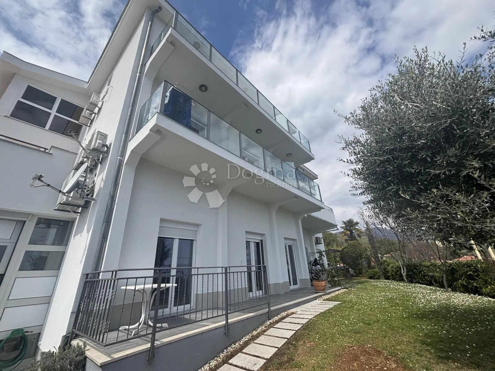 lovran, centar, kuća s apartmanima, 690m2 - slika 6