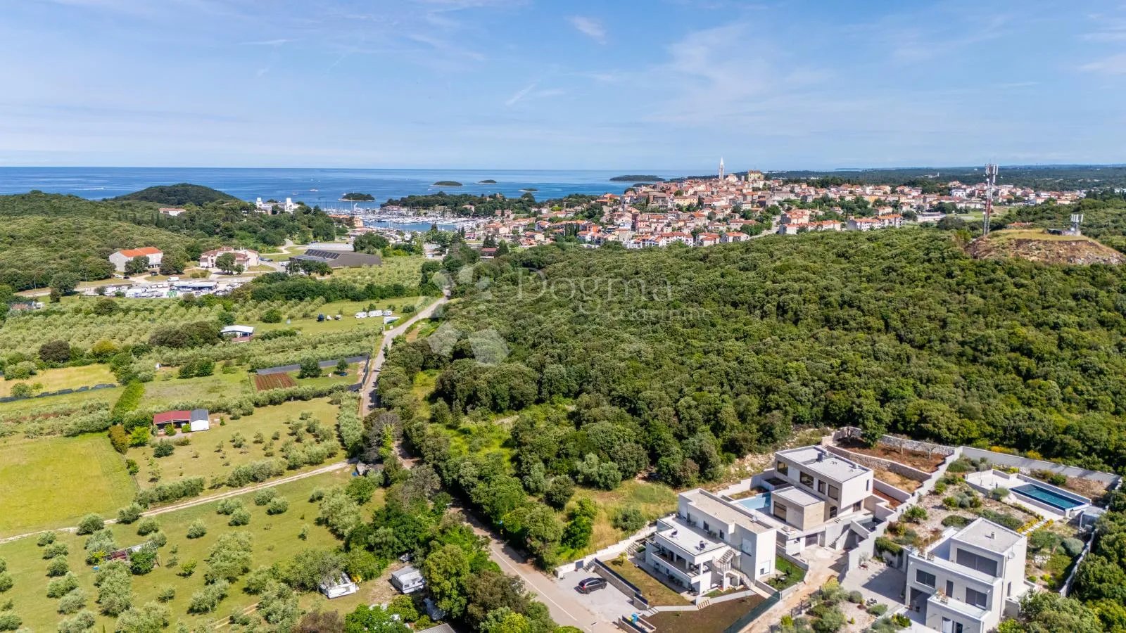 teren sa građevinskom dozvolom - slika 1
