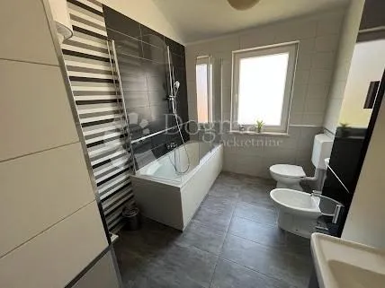 predivna kuća sa raskošnim vrtom - slika 18