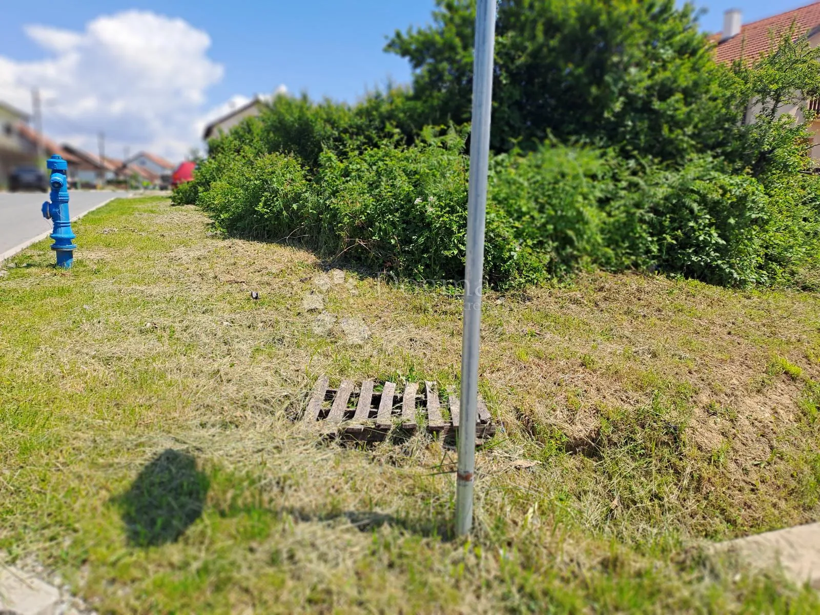 uredna parcela u dobrom kvartu - slika 2