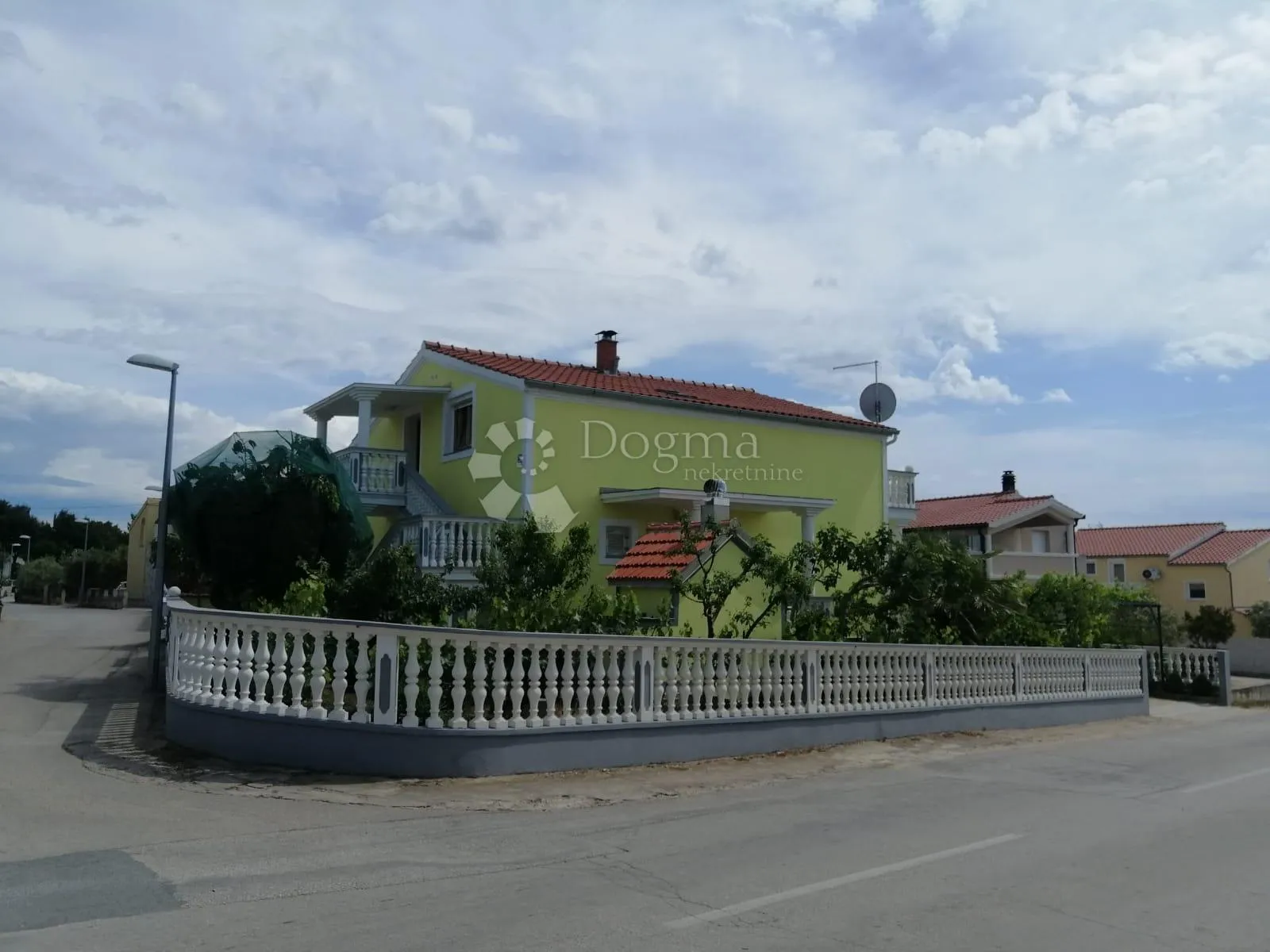 kuća u vodicama u blizini centra sa 350m2 okućnice - slika 14
