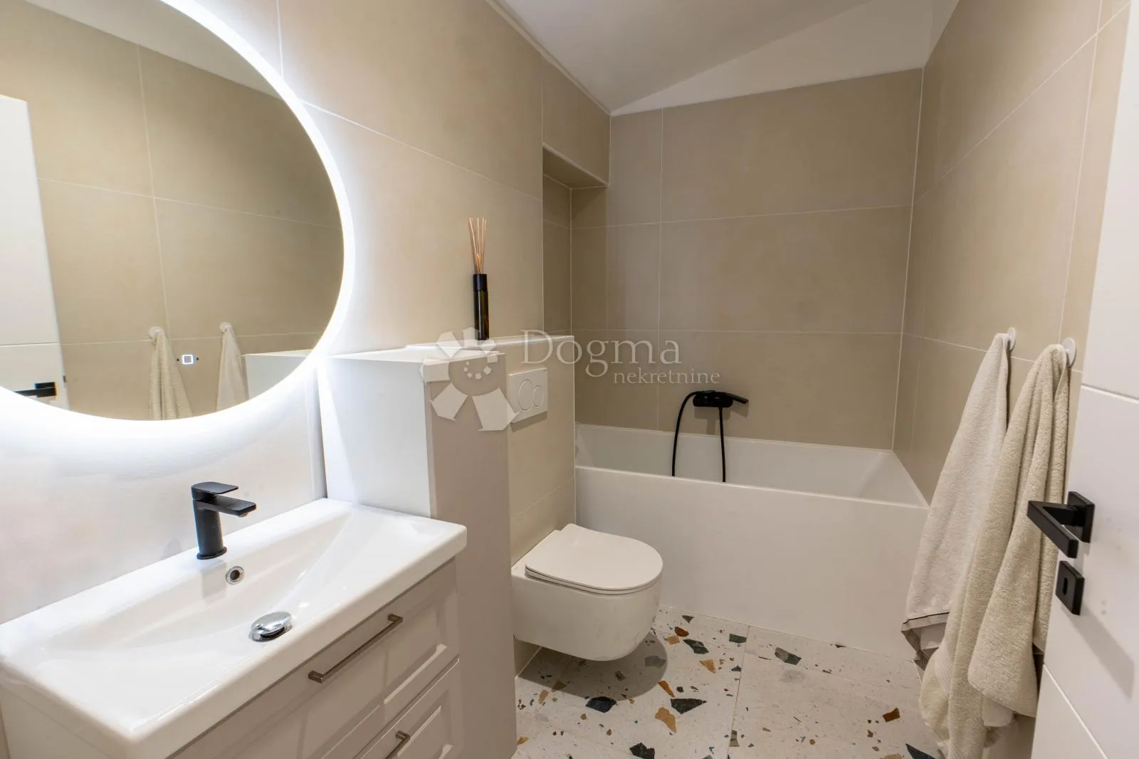 predivna renovirana primorska kuća - slika 35