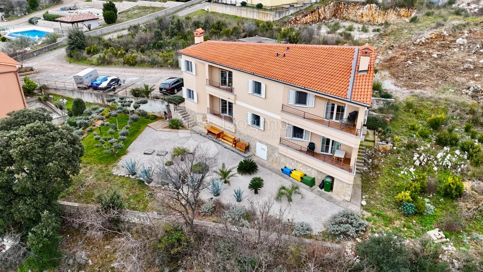 kuća sa 4 stana-pogled more i građevinska parcela - slika 55