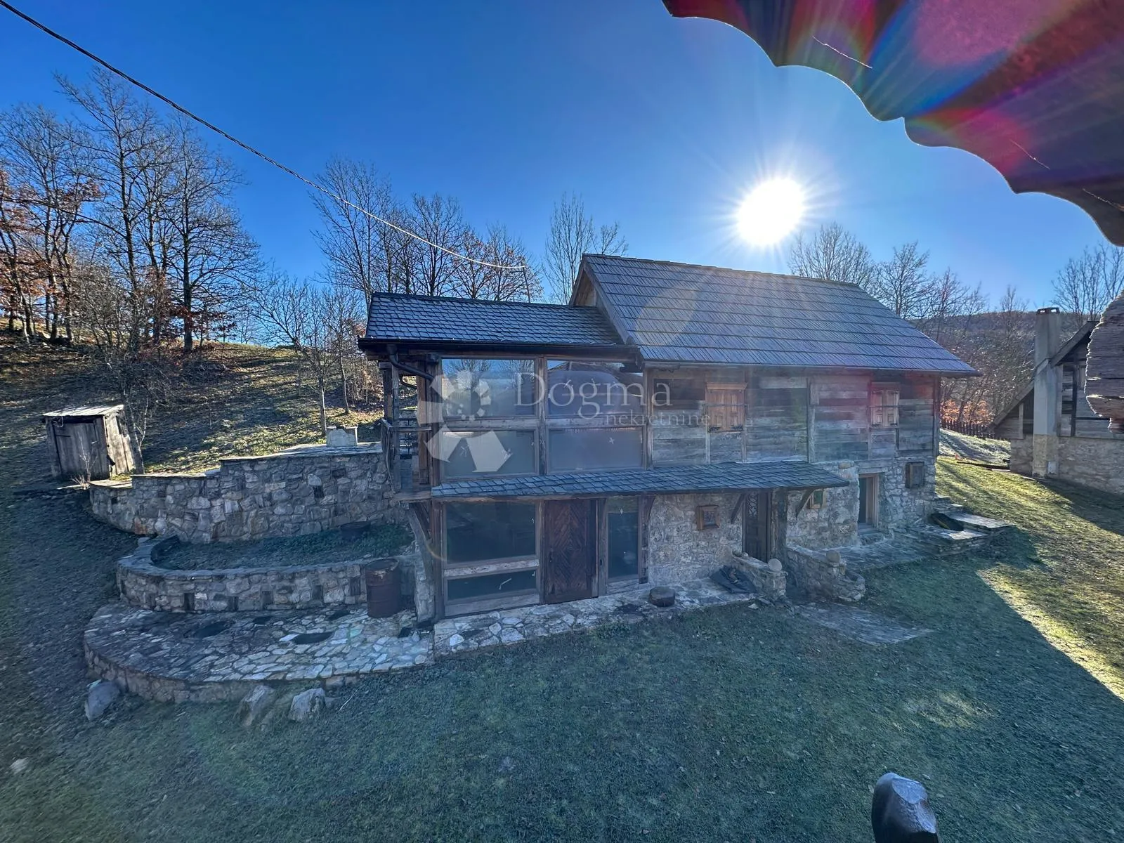 difuzni hotel autohtone kamene kuće 10+1 - slika 17