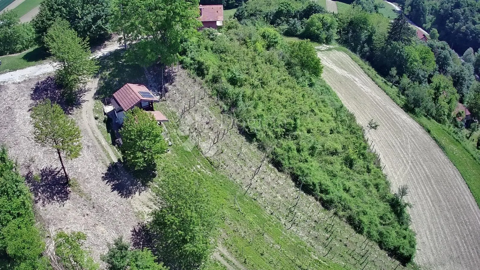 šarmantna vikend kućica s velikom okućnicom, privatnošću i vlastitim izvorima energije i vode - slika 31