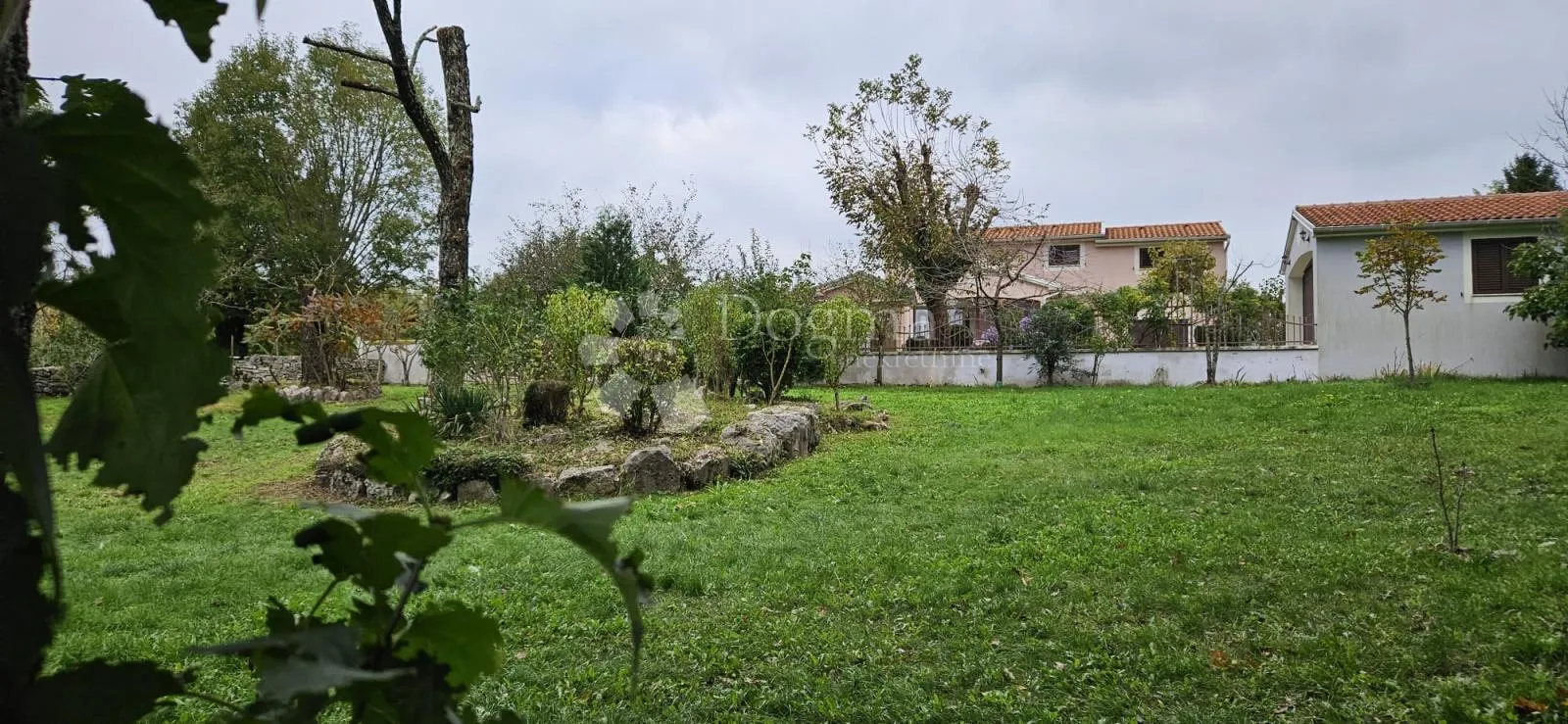 ekskluzivno kuća na osami, okružena šumom - slika 47