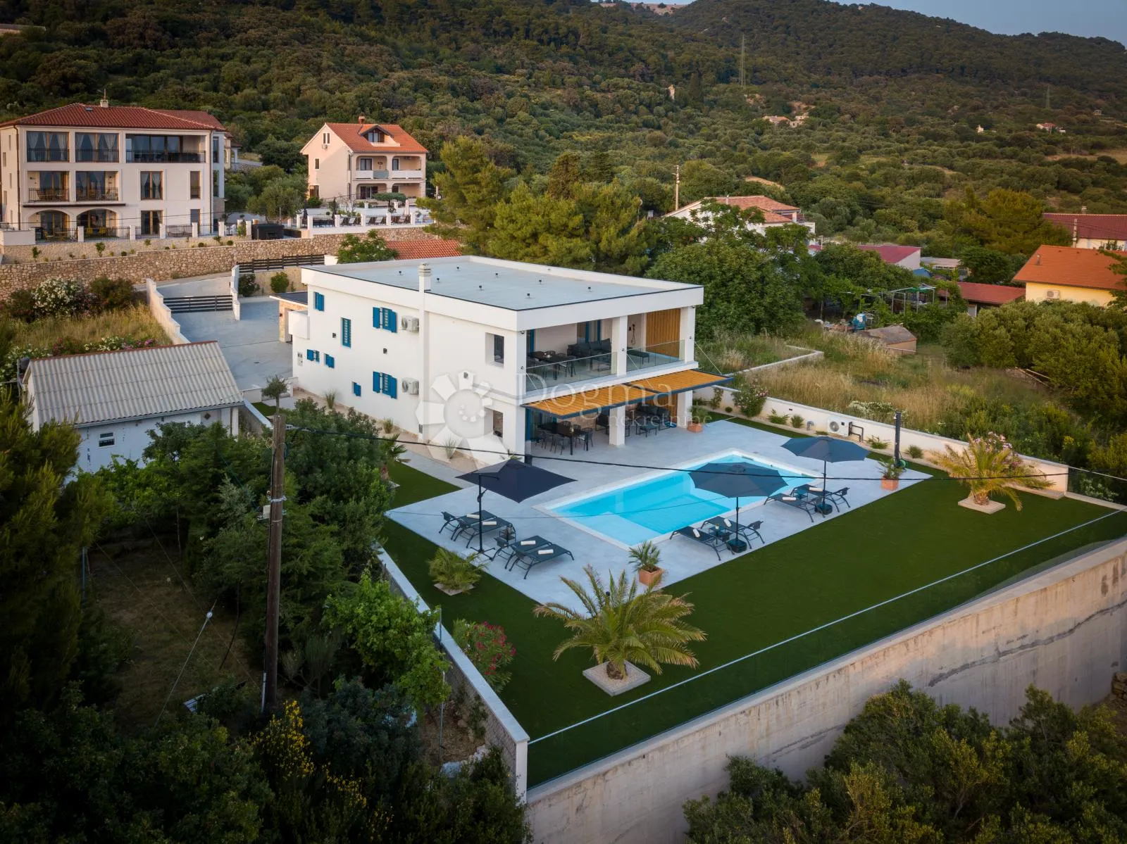 exkluzivna vila na top lokaciji sa očaravajućim pogledom na more. samo kod nas! - slika 23