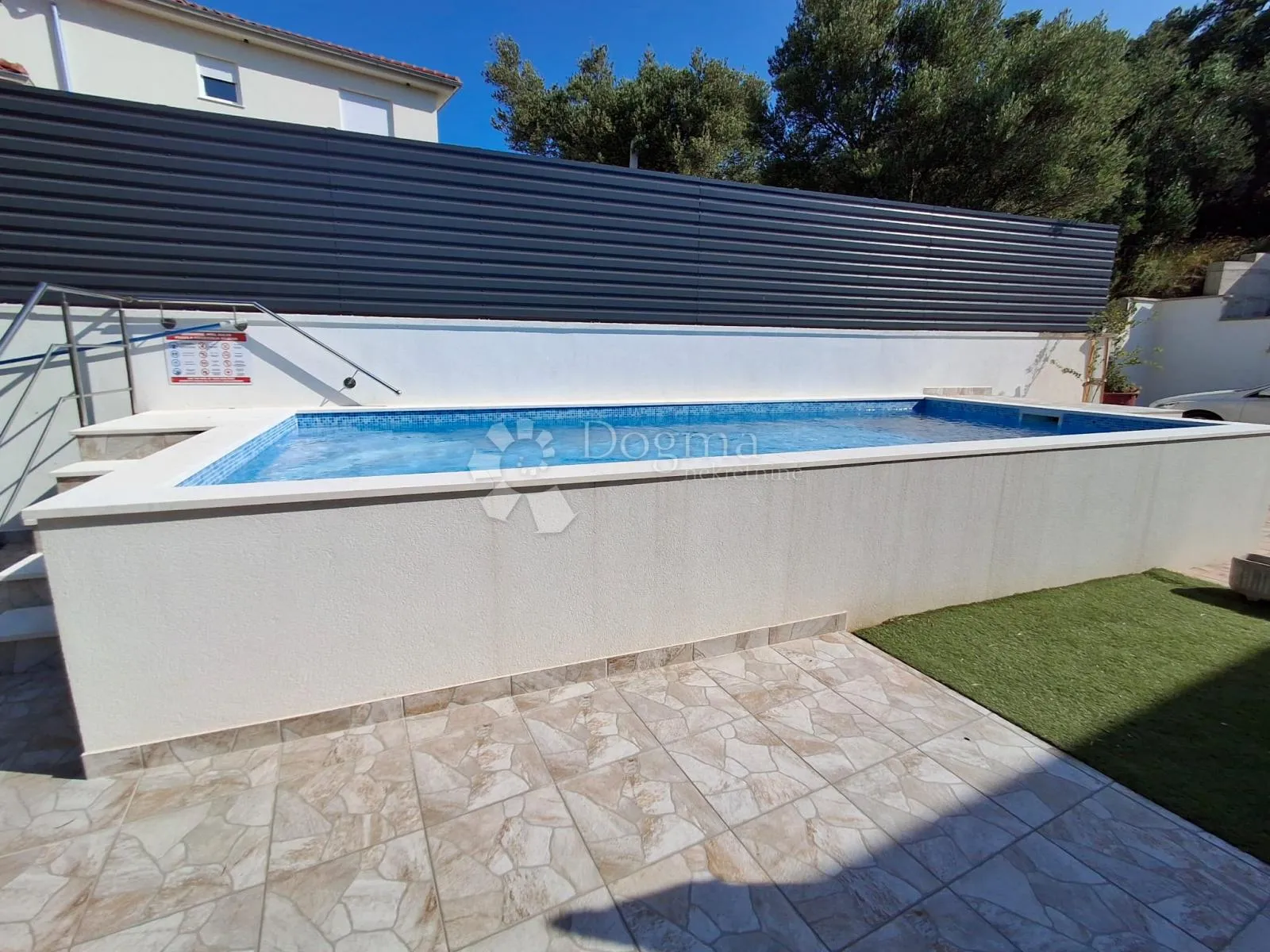 banjol-dvojna mediteranska vila s pogledom na more i bazenima - slika 28